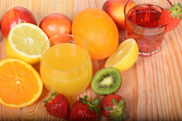 Orangensaft im Glas mit Erdbeeren — Stockfoto