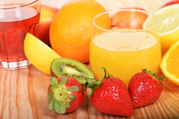 Portakal suyu bir bardak çilek ile