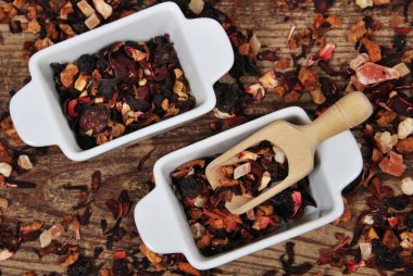 Çay ile iki seramik kavanoz