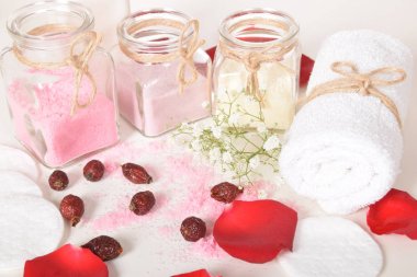 Gül desenli banyo için doğal tuz