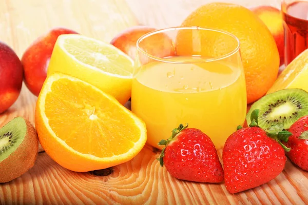 Portakal suyu bir bardak çilek ile