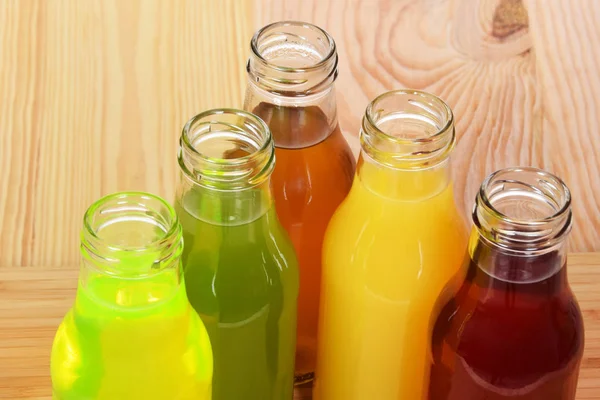 Renkli meyve suları sağlıklı bir kahvaltı için cam şişelerde