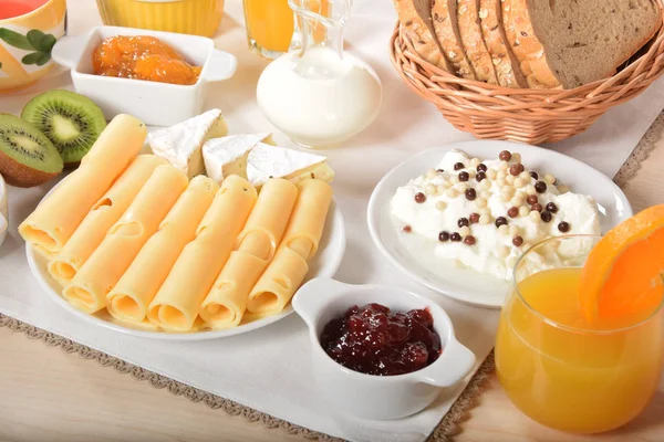 Sarı İsviçre peyniri delikli