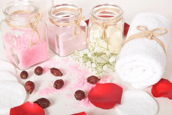 Gül desenli banyo için doğal tuz