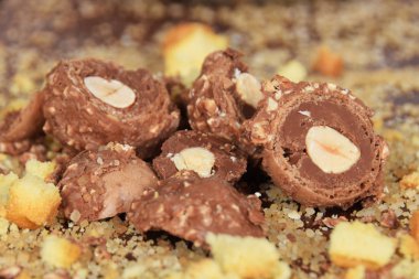 fındık ile sütlü çikolata parçaları