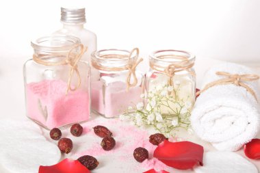 Gül desenli banyo için doğal tuz