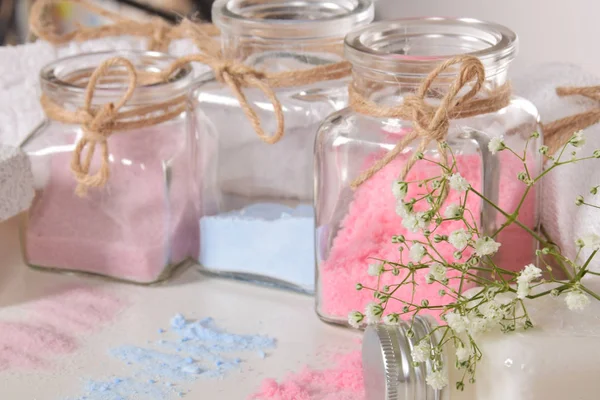 Çiçekler beyaz ve banyo için tuz çiçek