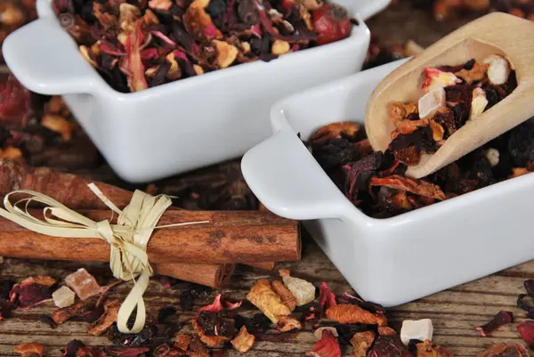 Vanilya ve iki seramik kaplar kuru çay dolu