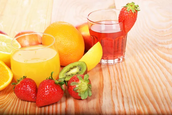 Apelsinjuice och jordgubbe i glas — Stockfoto