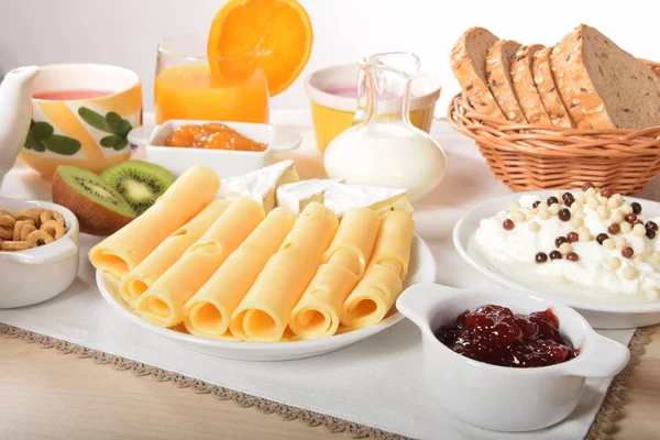 Beyaz ve sarı yeşil biber ile peynir