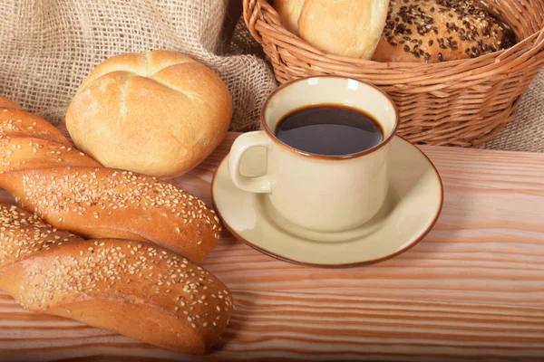 Susam ve sıcak tatlı kahve ile baget