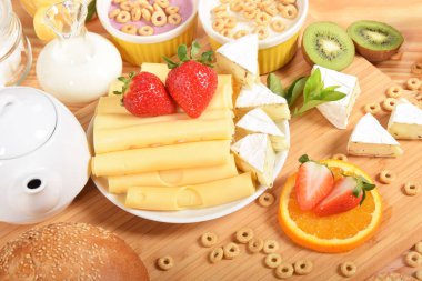 Beyaz ve sarı yeşil biber ile peynir