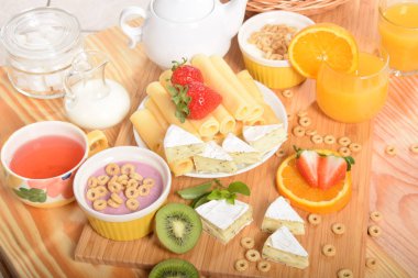 Beyaz ve sarı yeşil biber ile peynir