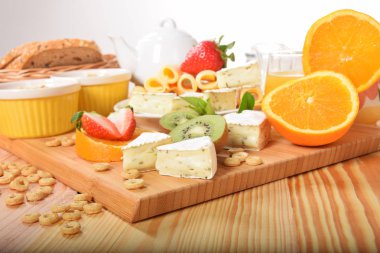 Beyaz ve sarı yeşil biber ile peynir