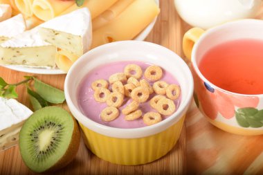 Böğürtlenli yoğurt ve çilek ile Mısır gevreği