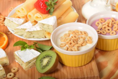 Bal ve çilek ile hububat ile Kahvaltı