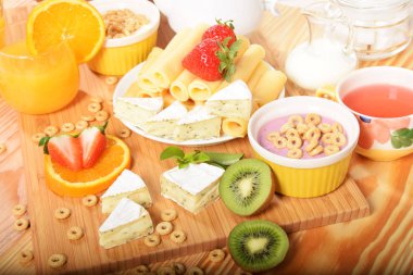 Beyaz ve sarı yeşil biber ile peynir