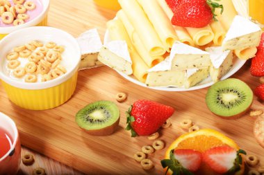 Beyaz ve sarı yeşil biber ile peynir