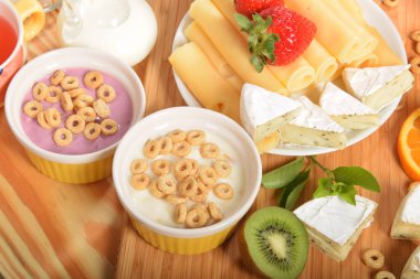 Bal ve çilek ile hububat ile Kahvaltı