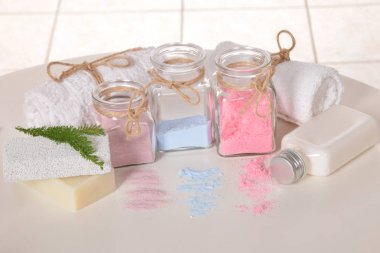 Gül desenli banyo için doğal tuz