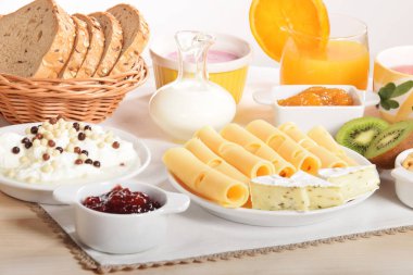 Beyaz ve sarı yeşil biber ile peynir