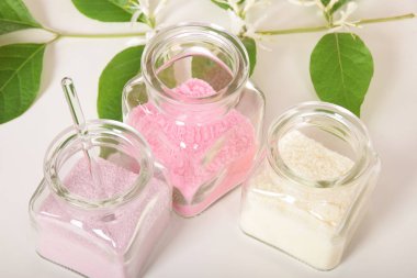 Gül desenli banyo için doğal tuz