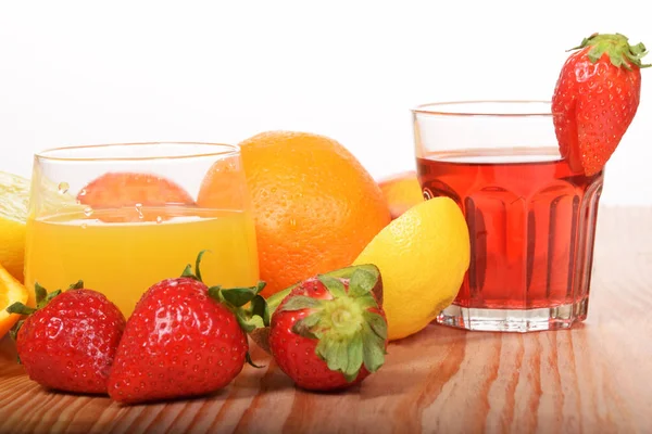 Orangensaft und Erdbeere im Glas — Stockfoto
