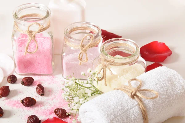 Gül desenli banyo için doğal tuz