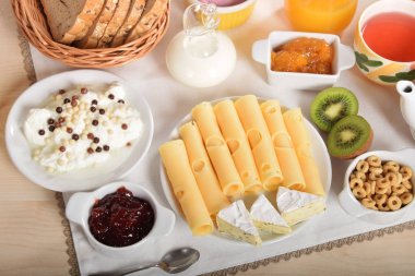 Beyaz ve sarı yeşil biber ile peynir