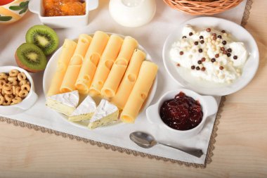 Beyaz ve sarı yeşil biber ile peynir