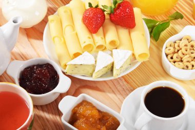 Sarı ve beyaz peynir ile Kahvaltı 