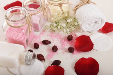 Gül desenli banyo için doğal tuz