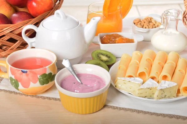 Beyaz ve sarı yeşil biber ile peynir