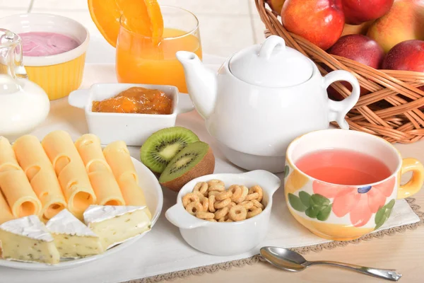 Beyaz ve sarı yeşil biber ile peynir