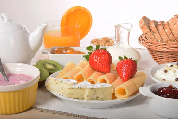 Peynir ve meyve Yoğurtlu taze kırmızı çilek