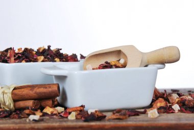 Çay bir tahta kaşıkla ile iki seramik kavanoz