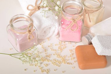 Gül desenli banyo için doğal tuz