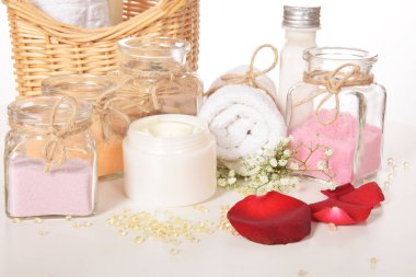 Gül desenli banyo için doğal tuz