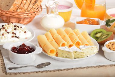 Beyaz ve sarı yeşil biber ile peynir