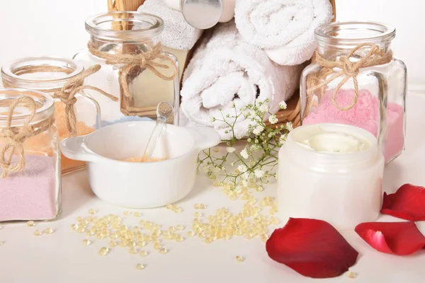 Přírodní sůl do koupele s růží — Stock fotografie