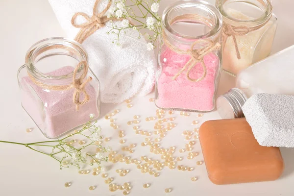 Gül desenli banyo için doğal tuz