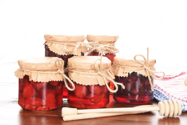 Süße Blaubeeren und Himbeeren im Glas für den Winter — Stockfoto