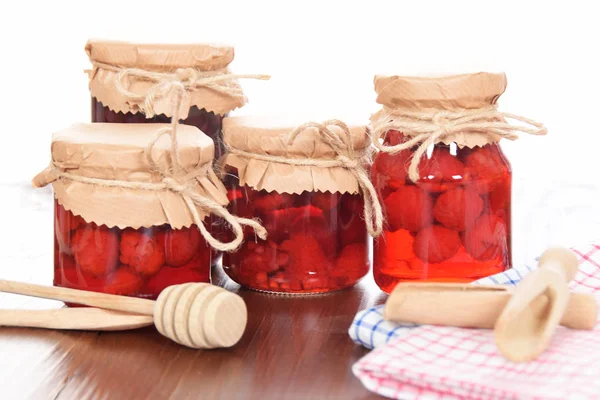 Arándanos dulces y frambuesas en frascos para el invierno —  Fotos de Stock