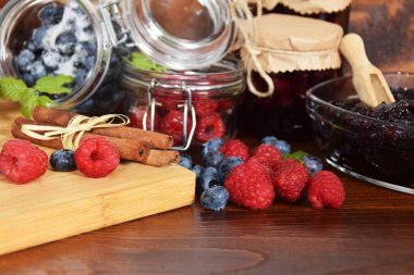 Ahududu ve vanilya ile kış kahvaltıda yaban mersini