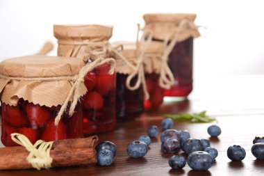 Tatlı yaban mersini ve ahududu kavanoz kış için