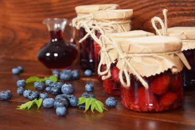 Tatlı yaban mersini ve ahududu kavanoz kış için