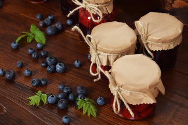 Tatlı yaban mersini ve ahududu kavanoz kış için