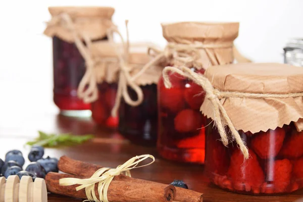 Mirtilli dolci e lamponi in vasetti per l'inverno — Foto Stock