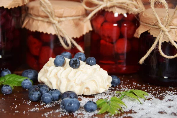 Sweet meringue with blueberries — Stock Photo, Image