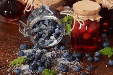 Ahşap bir masa üzerine dökülmüş şeker çilek